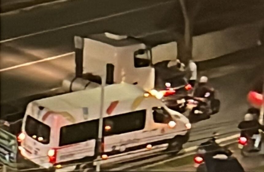 acidente entre carro e caminhão