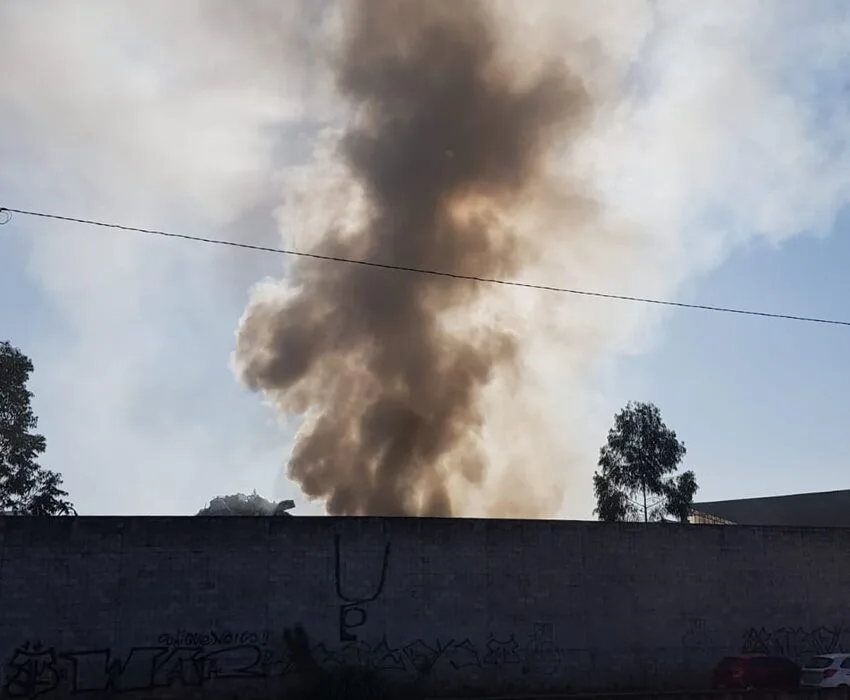 Em Diadema, incêndio atinge indústria