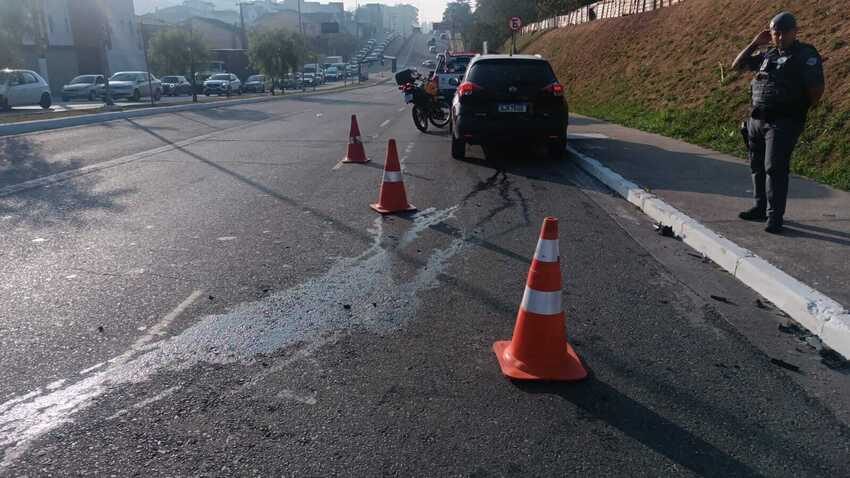 Acidente na saída da Estrada Samuel Aizemberg para a Avenida José Odorizzi