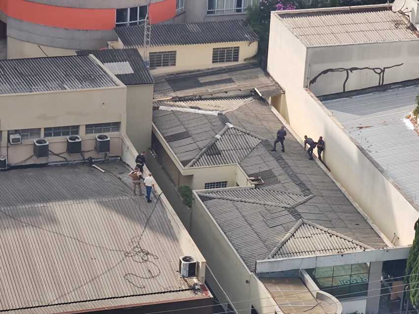 polícia no telhado do Banco do Brasil de Santo André