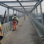 Lixo na passarela do Km 16.5 da Anchieta é alvo de reclamações