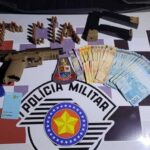 Indivíduo procurado pela Justiça é preso com arma, dinheiro, e vários aparelhos de celular