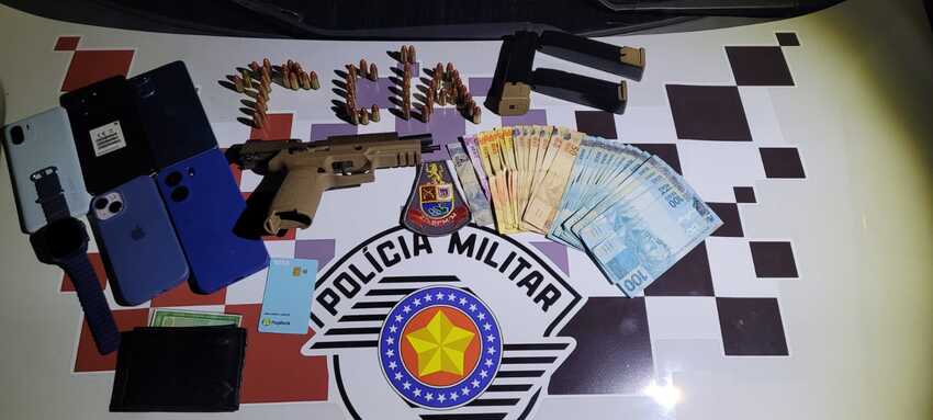 Indivíduo procurado pela Justiça é preso com arma, dinheiro, e vários aparelhos de celular