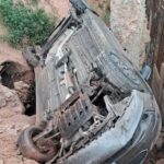 Carro caído em obra