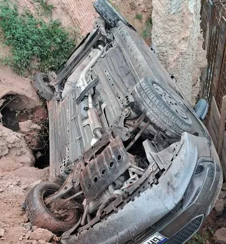 Carro caído em obra