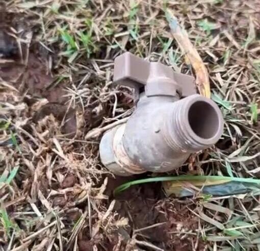 ligação clandestina de água em praça