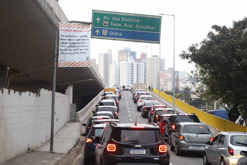 Santo André interdita trecho da Avenida dos Estados para içamento de vigas de novos viadutos