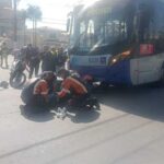 motociclista sendo socorrido no corredor de trólebus