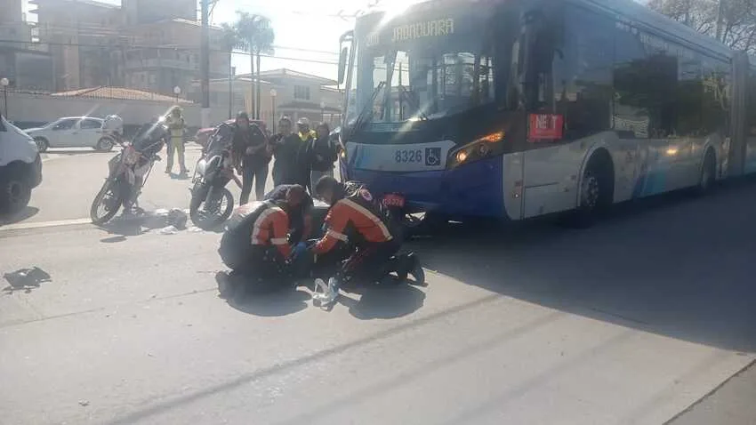 motociclista sendo socorrido no corredor de trólebus
