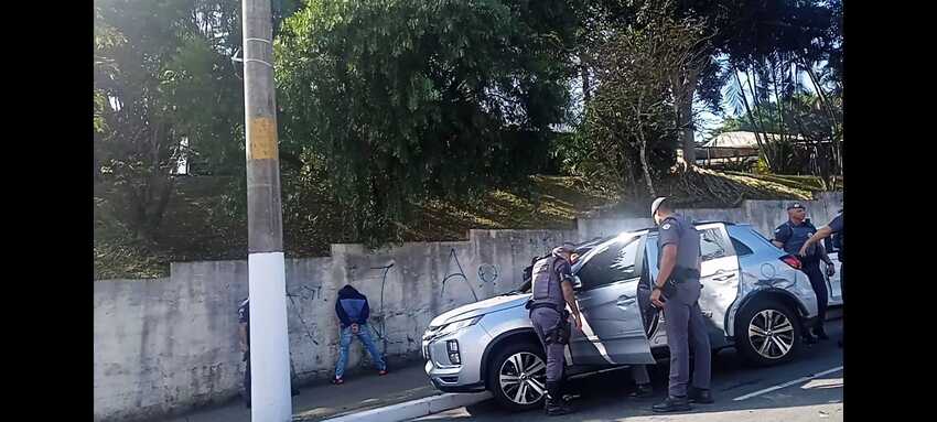 presos e veículos colididos