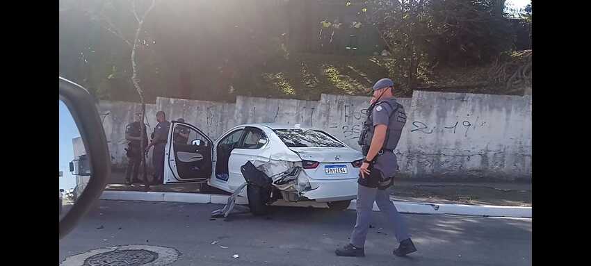 veículos batidos na rua Bela Vista, em São Bernardo