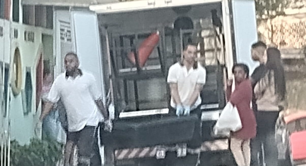 cadáver de mulher sendo retirado da casa