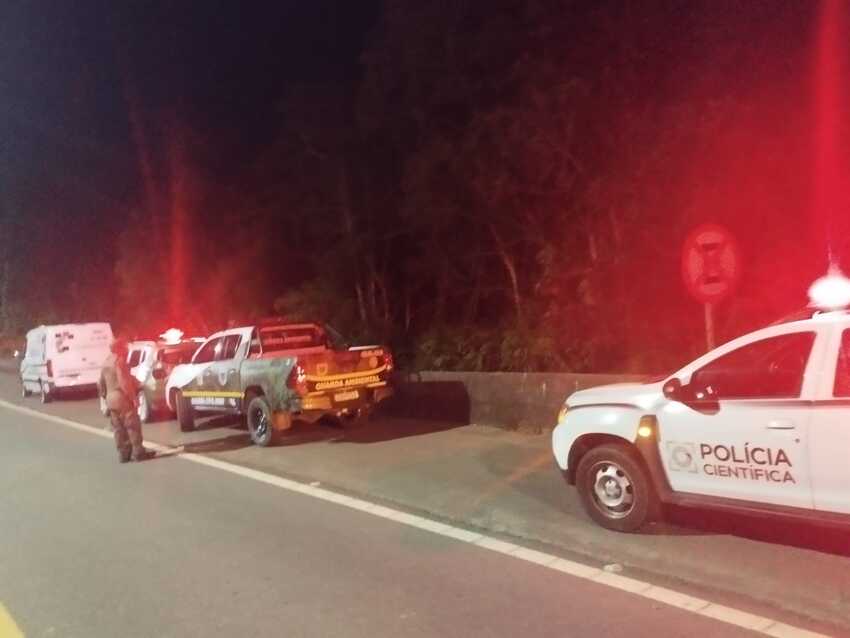 guardas se dirigiram ao local e confirmaram a presença de restos humanos, incluindo um crânio e vários ossos