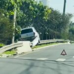 Carro vai parar em guard-rail