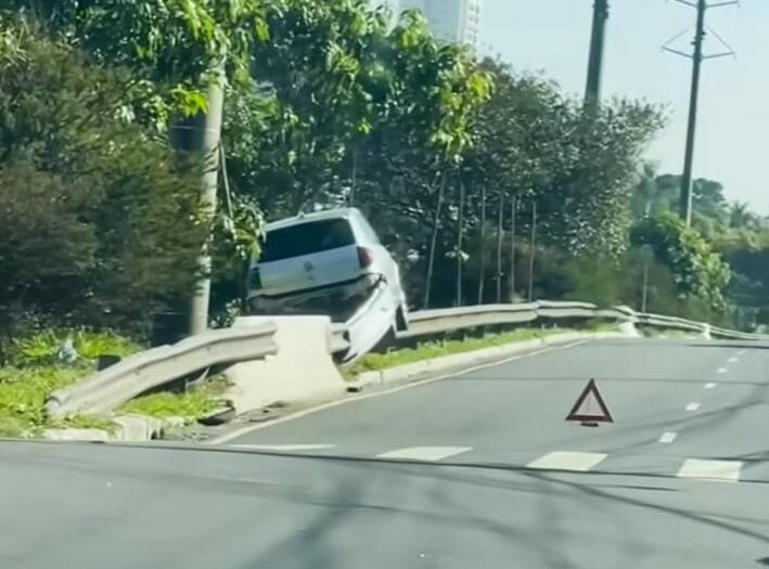 Carro vai parar em guard-rail
