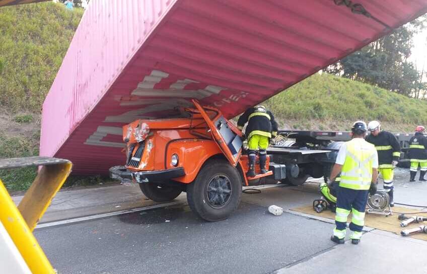 Acidente no Rodoanel envolve três carretas e deixa vítima fatal