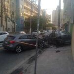 colisão de carro de luxo no DER