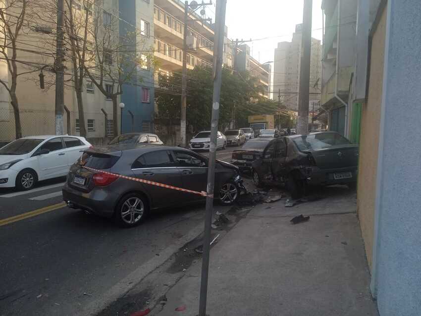 colisão de carro de luxo no DER