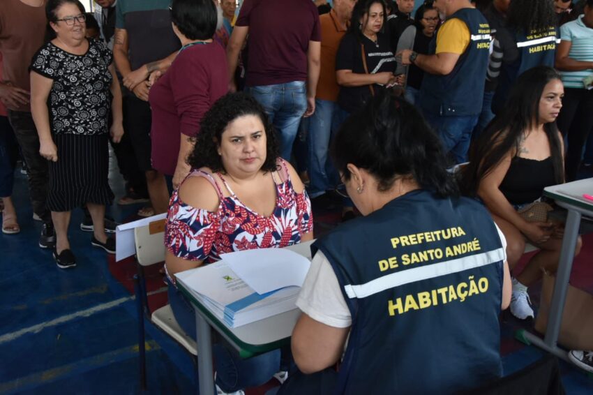 Santo André entrega 104 matrículas para moradores do Núcleo Pedro Américo