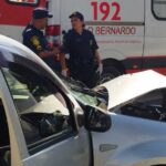 Homem sofre desmaio ao volante e colide com poste no Paço Municipal