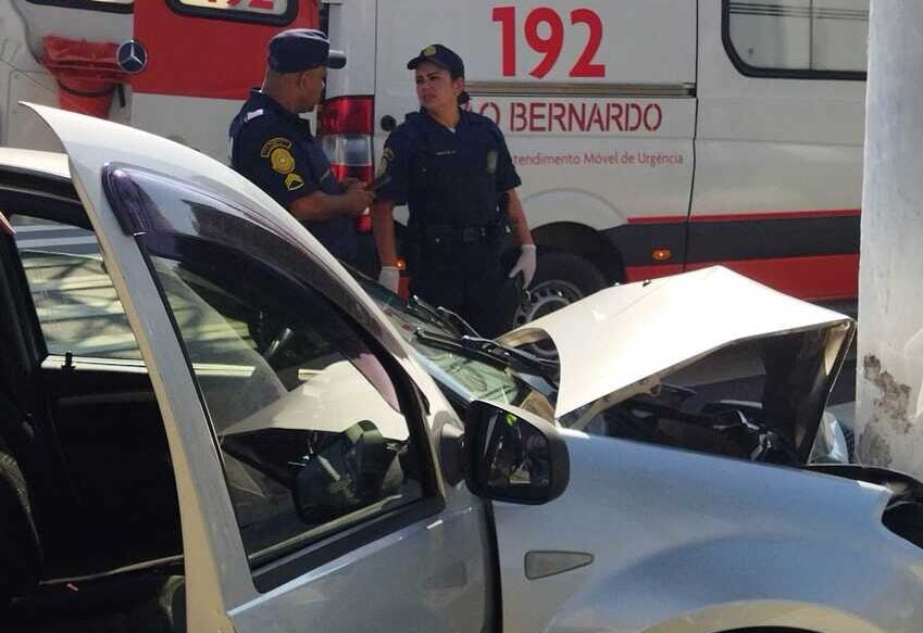 Homem sofre desmaio ao volante e colide com poste no Paço Municipal