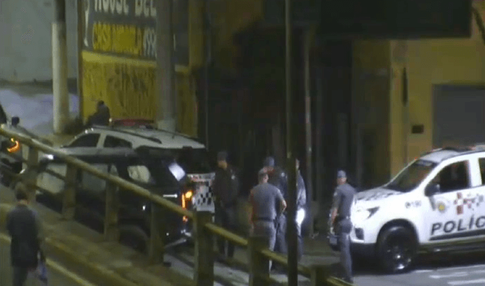 carro batido em viaduto