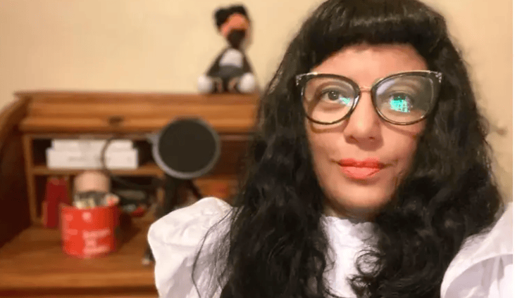 Deia - apresentadora de podcast
