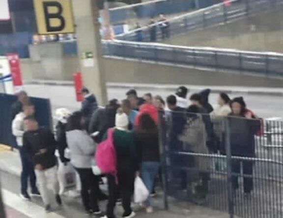 populares contém motorista no terminal