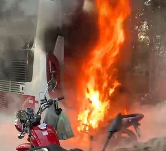 incêndio em moto e ônibus