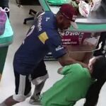 funcionária do caixa e ladrão