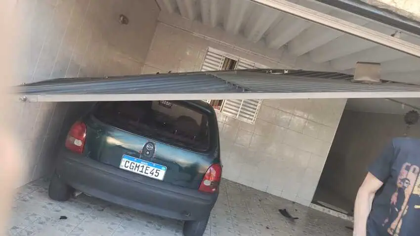 carro batido na garagem