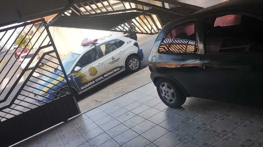 Motorista com sinais de embriaguez perde controle de carro e invade garagem no Assunção