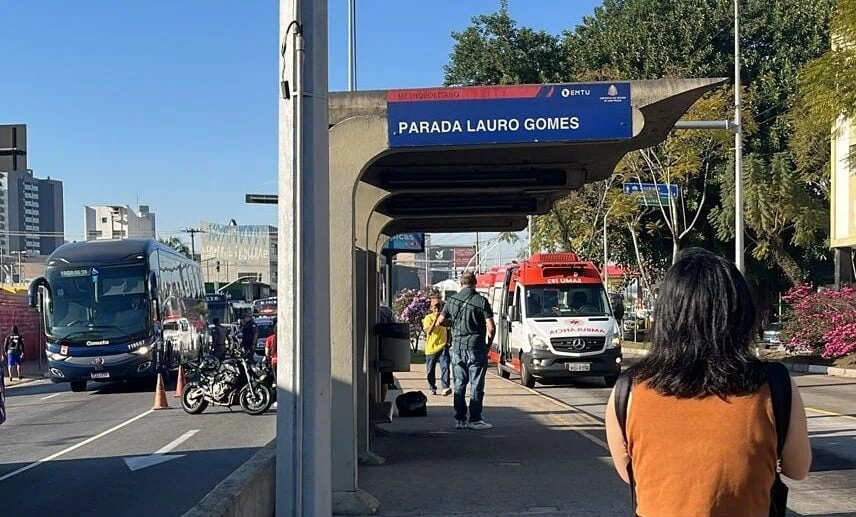 moto atropela pedestre