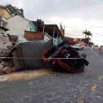 caminhão tombado com cestas básicas