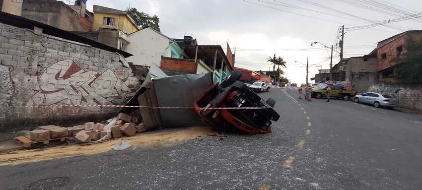 caminhão tombado com cestas básicas