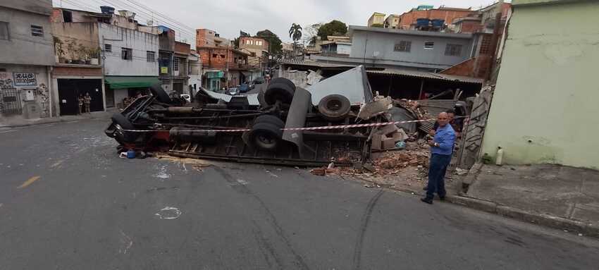 caminhão tombado
