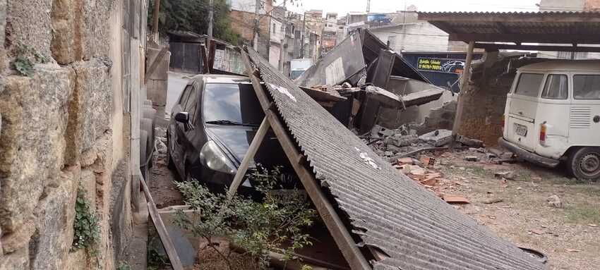 casa invadida por caminhão