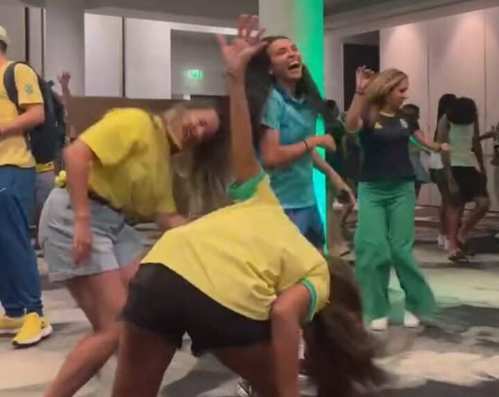 Rayssa Leal e Marta dançando