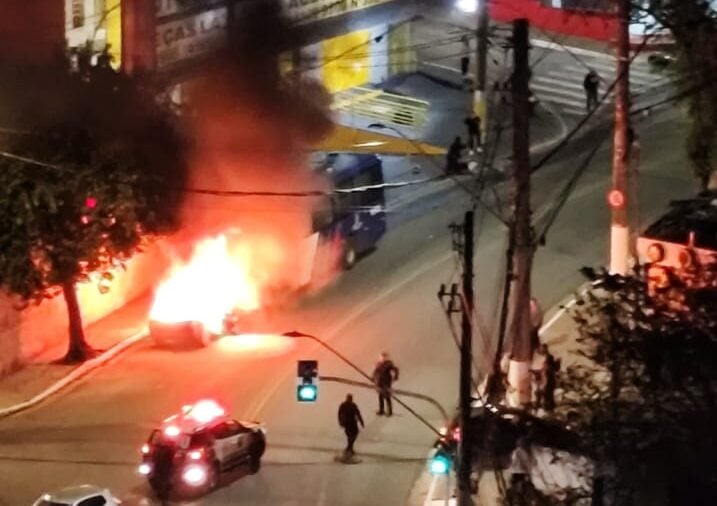 colisão entre carro e ônibus