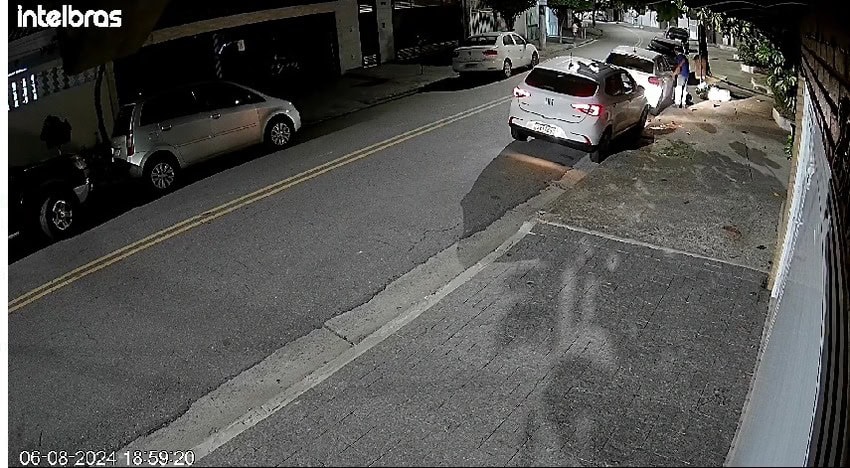 Funcionário abrindo o carro