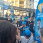 Com caminhada pelo centro de Ribeirão Pires, Gabriel Roncon completou o sábado de campanha