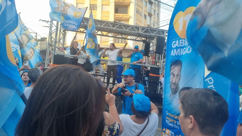 Com caminhada pelo centro de Ribeirão Pires, Gabriel Roncon completou o sábado de campanha