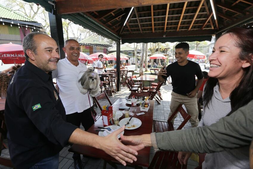 Durante a caminhada, Guto conversou com moradores, destacando as realizações do governo desde 2021 e aproveitou a oportunidade para apresentar novas propostas para Ribeirão Pires
