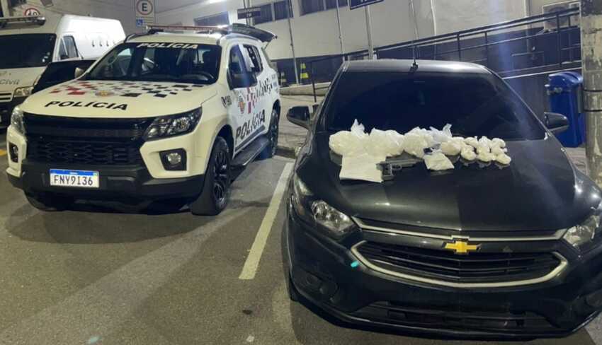 Polícia Militar prende homem em poder de um carro roubado e um simulacro de arma de fogo, apreende ainda diversos tipos de drogas localizadas em uma residência