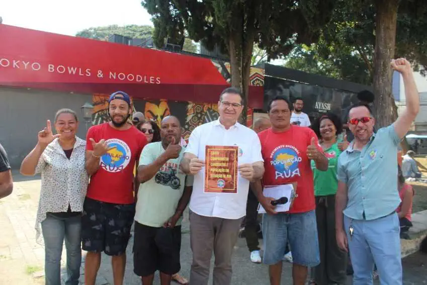 Luiz Fernando faz campanha na Praça Santa Filomena