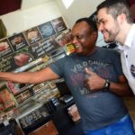 Gilvan recebe apoio da população em caminhada na Avenida Oratório