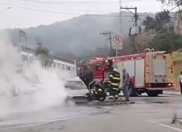 carro pega fogo