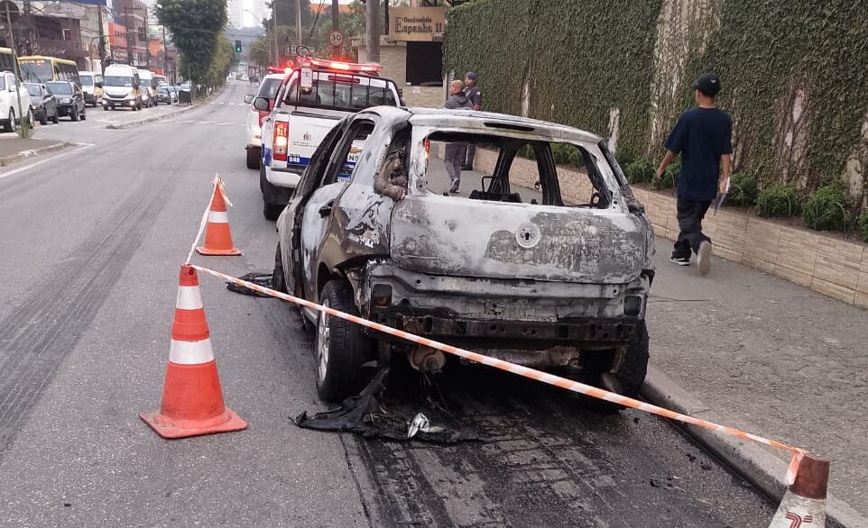 carro que pegou fogo totalmente destruído