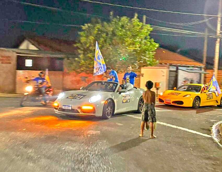 Ferrari em carreta em Marília