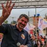 Eduardo Leite percorre ruas do Núcleo Pintassilva e apresenta propostas aos moradores